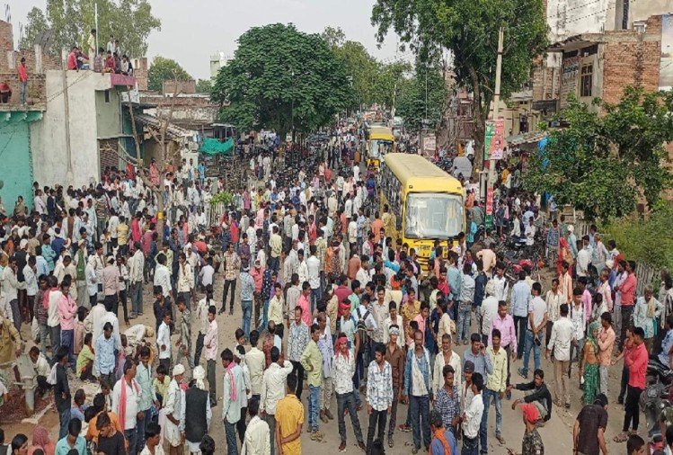 Fertilizer Shortage In UP Farmers Protest Lalitpur DM Said All Is Well