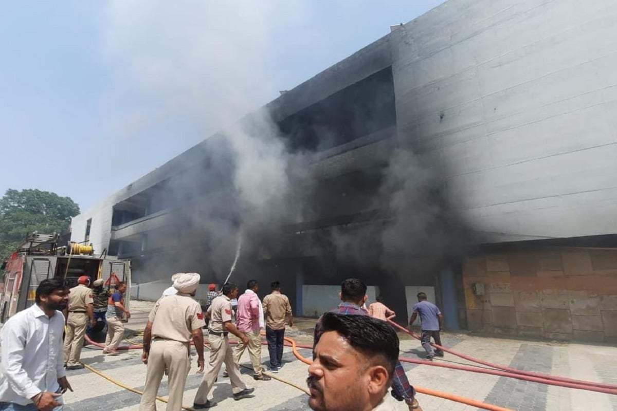 Amritsar: Fire breaks out in Guru Nanak Dev Hospital | अमृतसर के गुरु नानक  देव अस्पताल में भीषण आग, मची भगदड़ | Patrika News