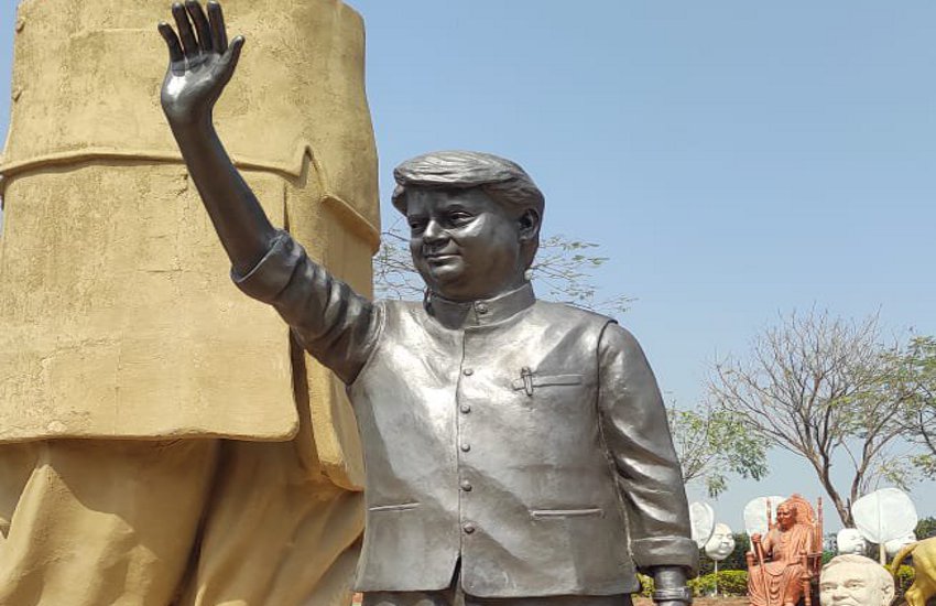 Madhav Rao Scindia S Statue Again In Controversy