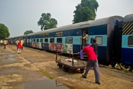 Mau Anand Vihar Express
