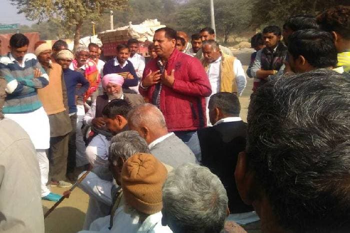 Congress leader Ajay Saharan addressing farmers