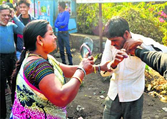 "women beat man on road in India, Indian fight, ev