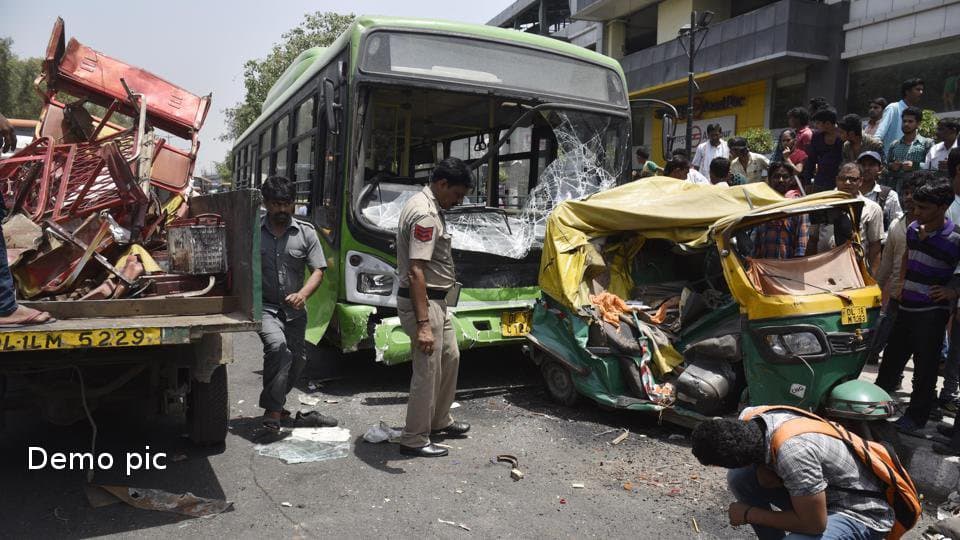 school auto and bus accident at chetak udaipur
