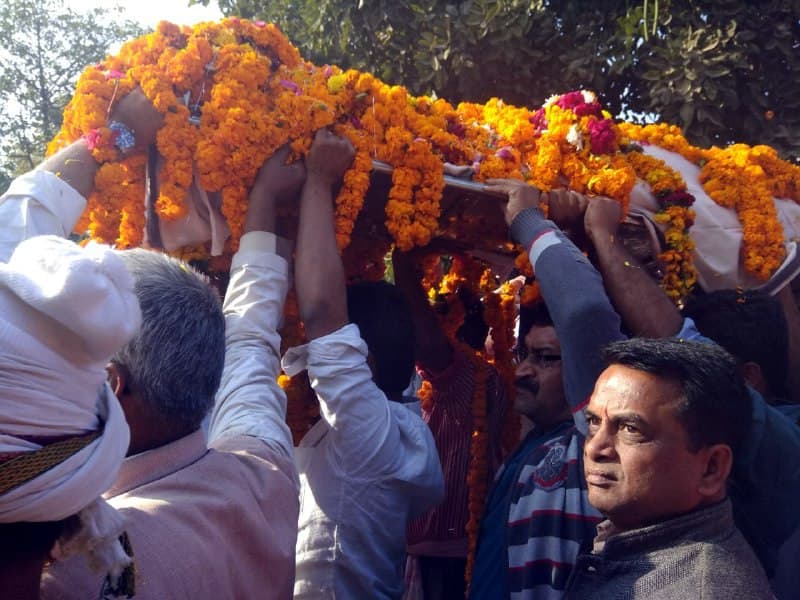 Congress Leader Sriniwas Tiwari cremation in Tiwani Village Rewa