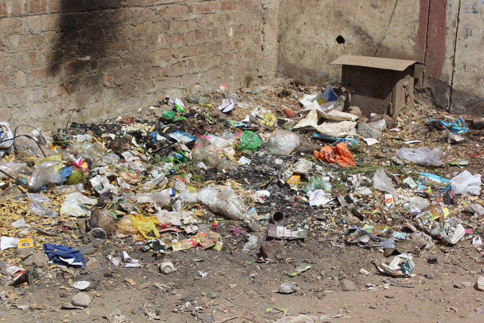 Khargone Rishika is scattered in the city like this. Drains choke, people stink