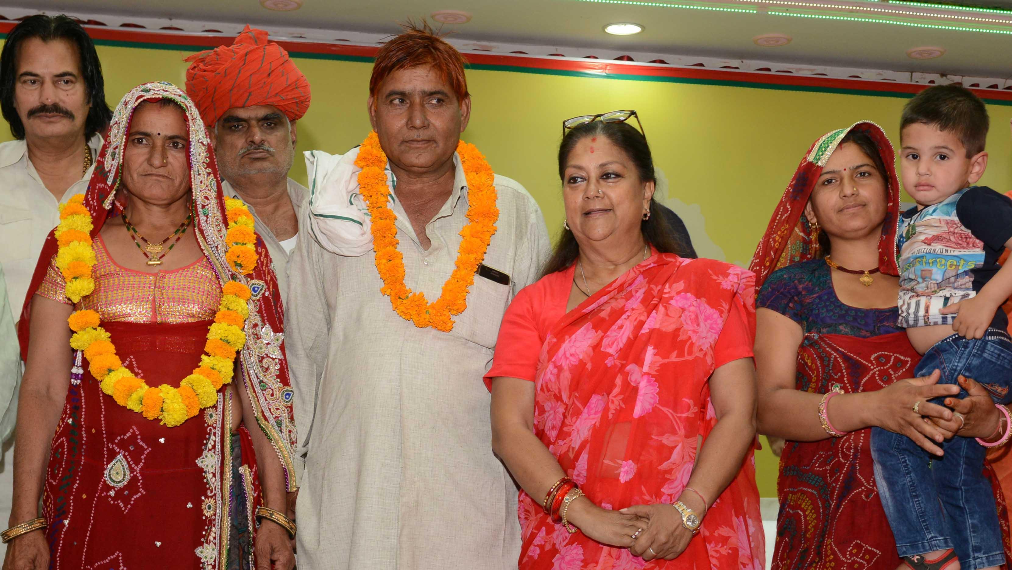 cm raje in sharimaopur with a family