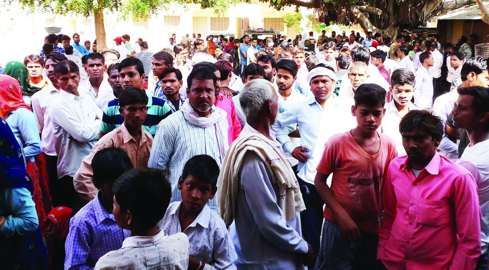  वजीरपुर के अस्पताल के बाहर जमा भीड़।