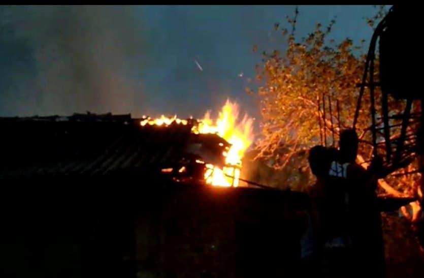 fire, fire in home. raisen news, raisen patrika, patrika bhopal, big news, police, officers, raisen police, 