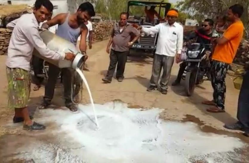 सड़क पर बहाया दूध,जिसे खरीदना है वो गांव में आकर खरीदे, किसानों  का गंाव बंद कार्यक्रम