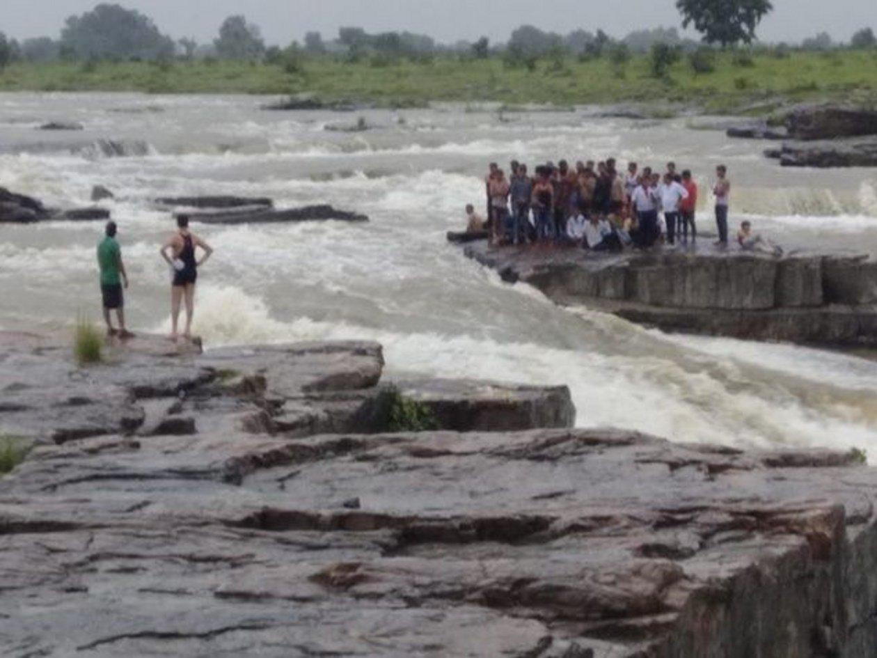 Sultangarh fall, tourists, water buff, rescue team, rock, missing,   shivpuri news, shivpuri news in hindi, mp news