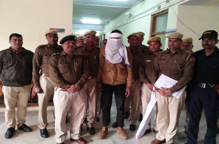 A rewarded dacoit Shrinivas Gujjar, who was involved in raiding a nose in a nose by assaulting the L & T driver and giving urine, has been arrested by Masalpur Police from the forest of Gadhamonda.
