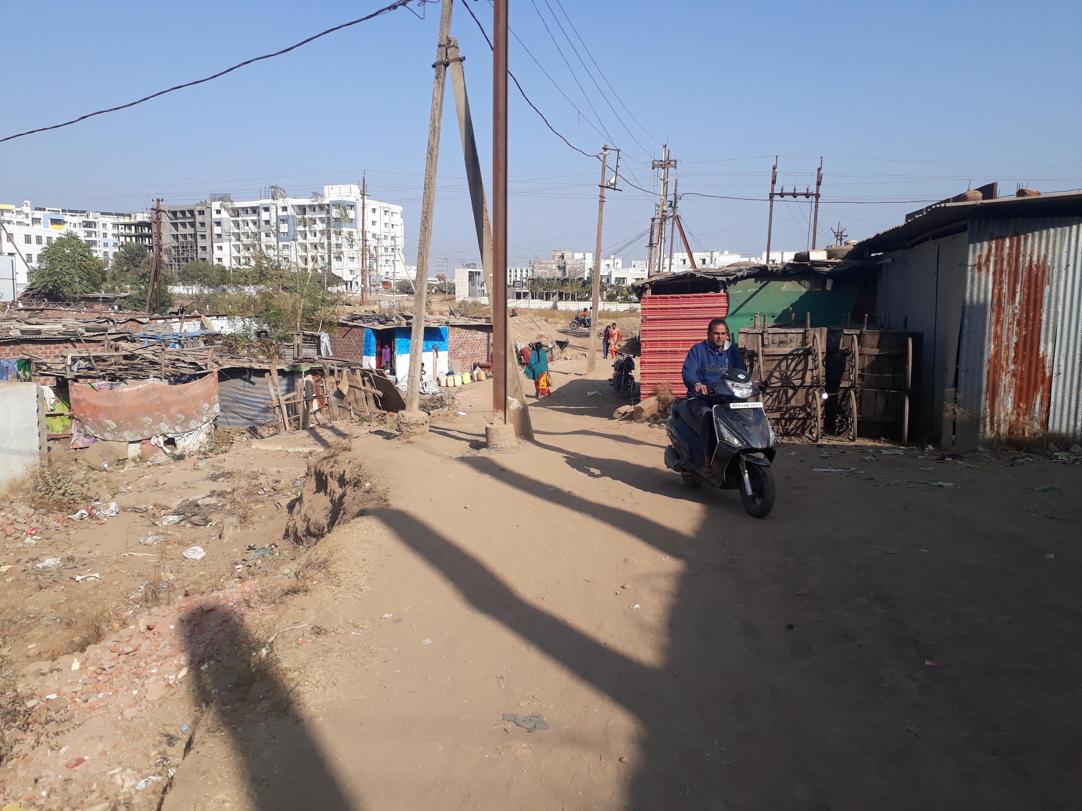 Four slums fall on the road of 80 feet