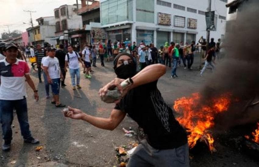 Violence erupts on border of venezuela colombia many died