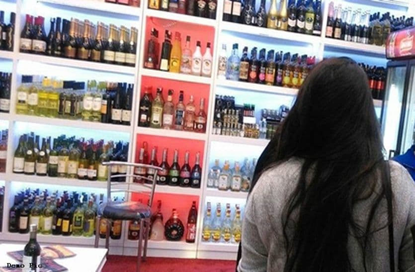 जिले में शराब की दुकानों के लिए महिलाएं भी आगे आने लगी हैं। देशी व अंग्रेजी शराब की दुकानों के लिए इस बार पुरुषों के साथ सैकड़ों महिलाओं ने भी आवेदन किए हैं।