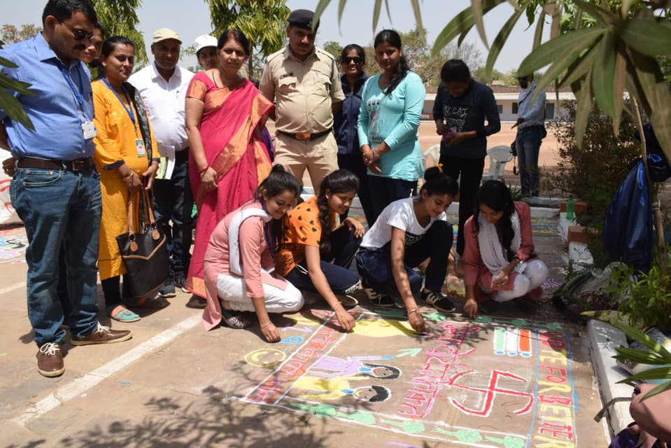 Awareness: the importance of voting told by Rangoli