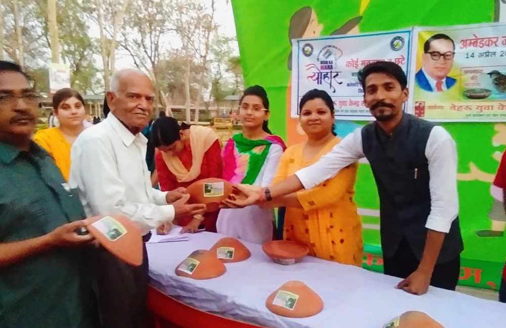 Gauraya Save Young Nehru Center distributed 70 pot