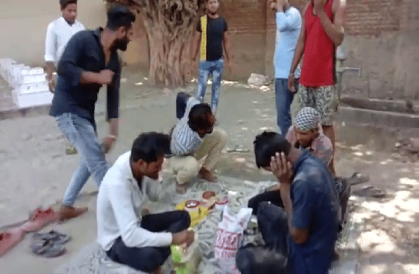 Beat the workers who eat meat in Holy place,video viral
