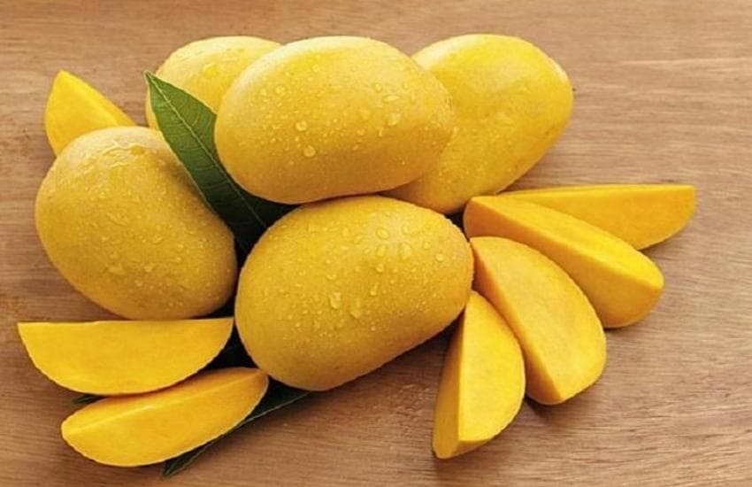 eating mangoes