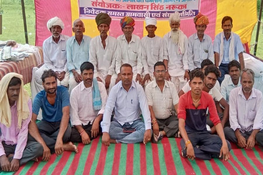 दूसरे दिन भी धरने पर बैठ ग्रामीणों ने जताया विरोध