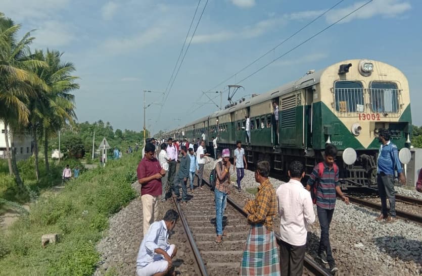 Tamilnadu : क्यों रूक गई लोकल ट्रेन , कारण जान हंसने लगे यात्री