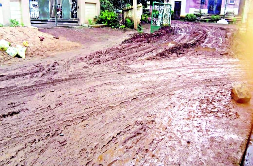 Ganjipara main road becomes muddy, wards falling and getting injured