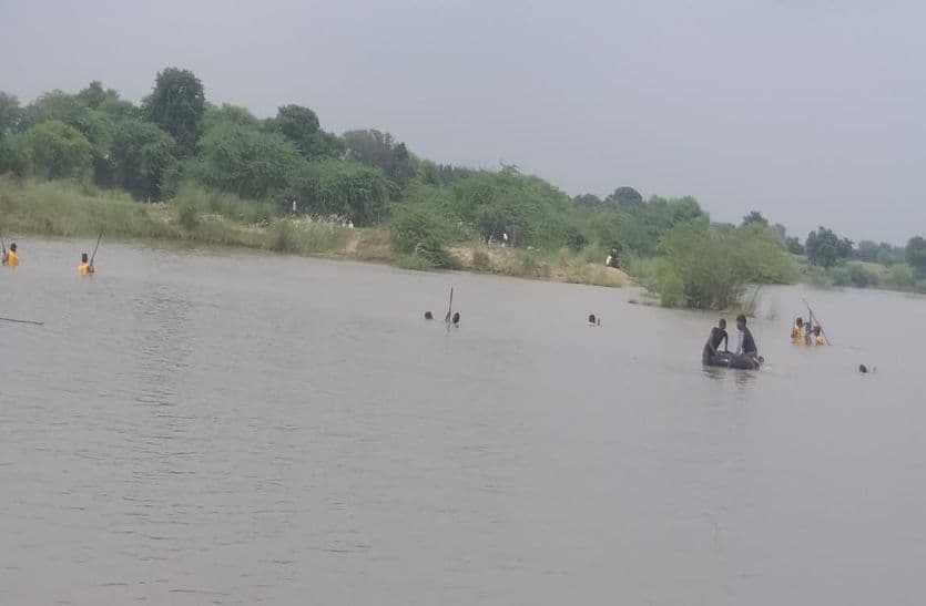 खारी नदी में बहे दो मासूम बालक, ग्रामीणों ने एक को बचाया