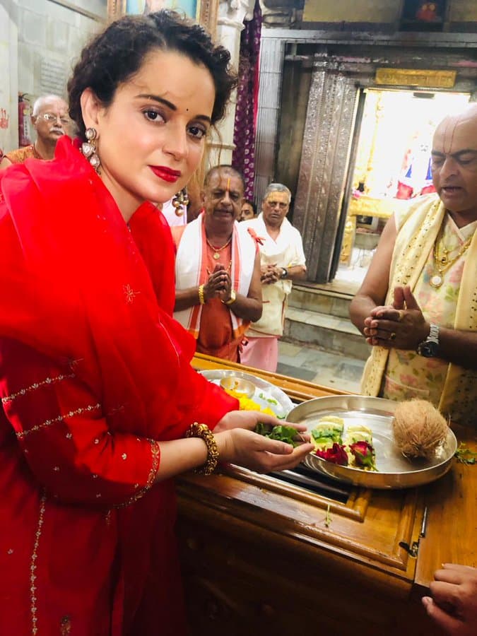 Gujarat: बॉलीवुड की इस मशहूर अभिनेत्री के मंदिर में फोटो खींचवाने पर विवाद