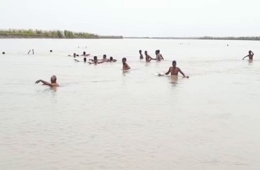 गंगा स्नान के दौरान चार युवतियां डूबीं, बचाने की कोशिश में एक युवक भी डूबा