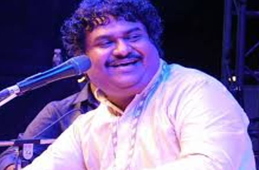 Singer Osman Mir singing concert in the fort of Jodhpur 