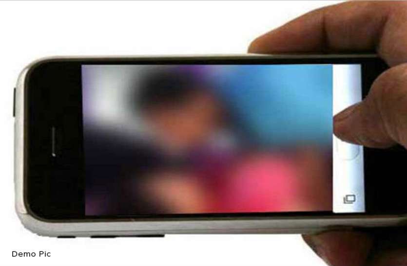 मोबाइल से कर्मचारी ने चुराया महिला की अश्लील तस्वीरें, फेसबुक पर की दोस्ती फिर करने लगा ब्लैकमेल