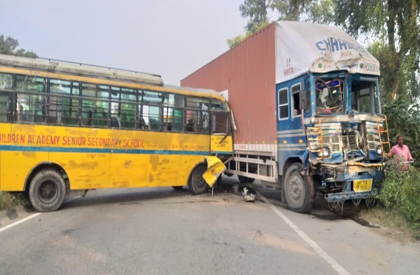 स्कूल बस और ट्रक की भिड़ंत, एक दर्जन बच्चे घायल