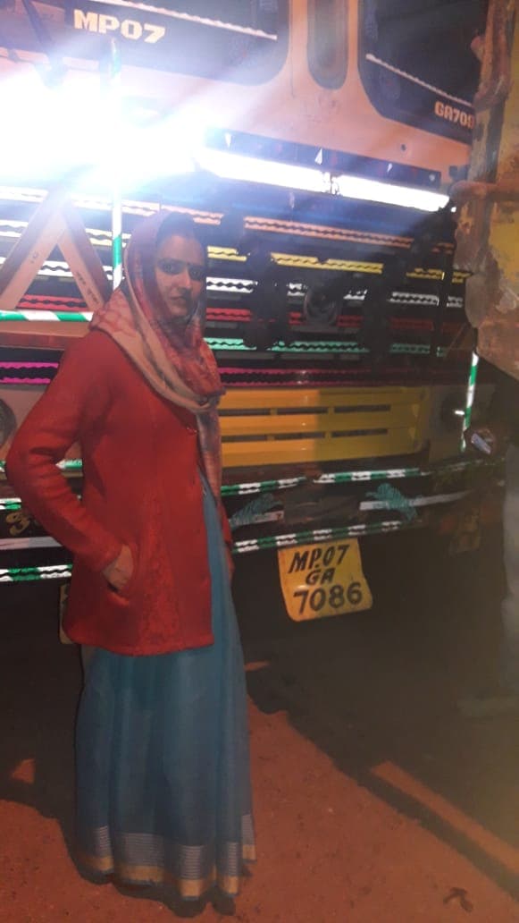 रेत से भरे वाहनों को पकड़ा, पुलिस के सुपुर्द किया  Woman Janpad Panchayat president went to check in the night, news in hindi, mp news, dabra news