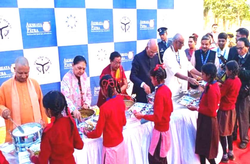 अक्षय पात्र में राष्ट्रपति रामनाथ कोविंद ने बच्चों को परोसा भोजन