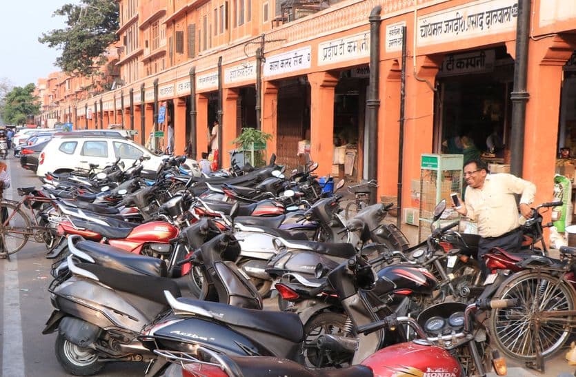 जयपुर में अवैध पार्किंग करने वालों को कौन बचा रहा