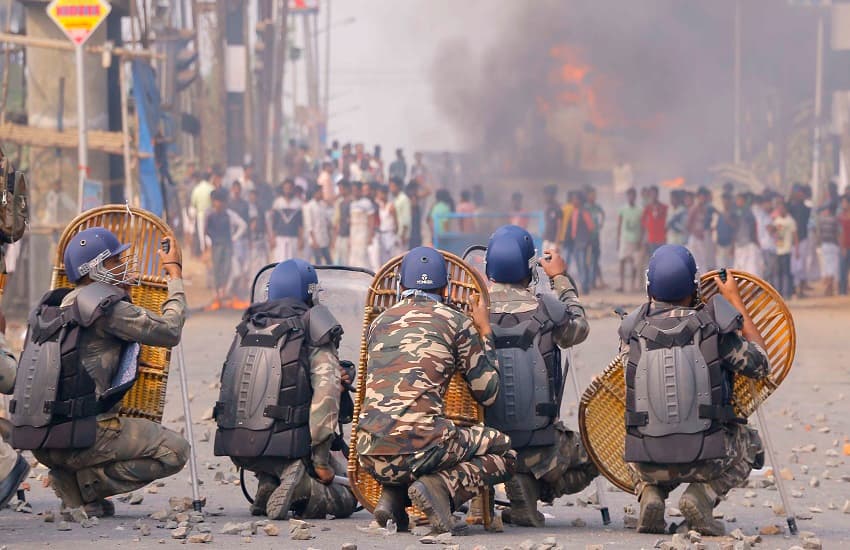 BREAKING NEWS: बंगाल में तीसरे दिन भी बवाल, प्रदर्शनकारियों ने किया पुलिस पर हमला, वैन में तोडफ़ोड़
