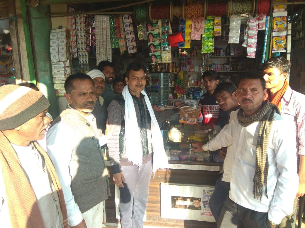 आनंदपुर। दुकानों पर जाकर व्यापारियों से संपर्क करते भाजपा कार्यकर्ता।