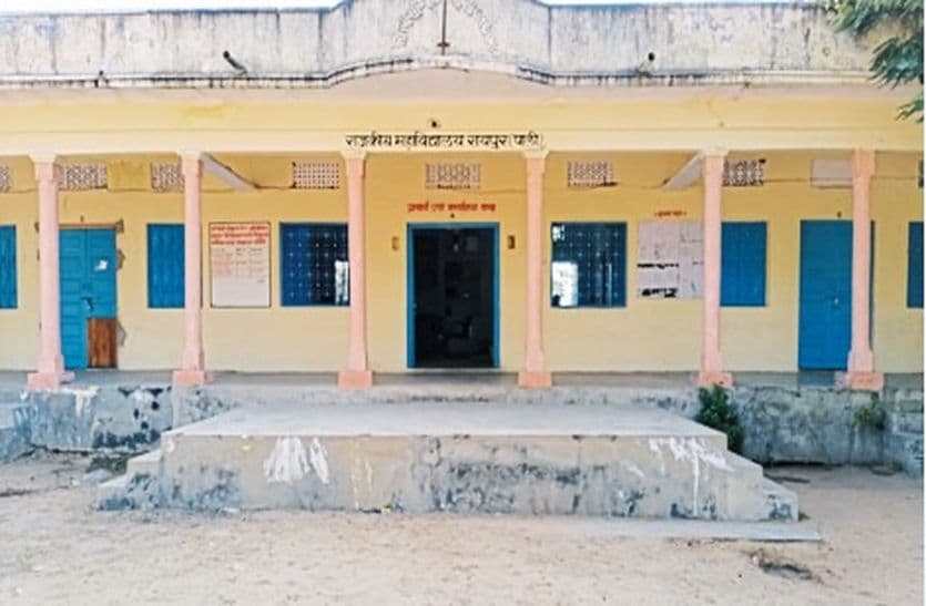 रायपुर के हाइवे पर मर्ज स्कूल में संचालित कॉलेज भवन