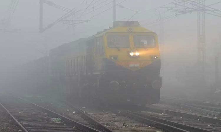 19_delhi-bound_trains_delayed_by_2-5_hrs.jpg