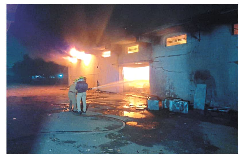 एसी - फ्रिज के गोदाम में भीषण आग, आठ दमकल ने घंटों बाद पाया काबू