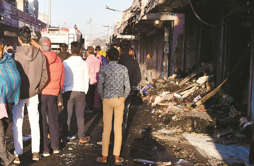 इंदिरा बाजार में अग्नि हादसा: सुबह दिखा मायूसी भरा मंजर, जले सामान को देख भावुक हुए दुकानदार