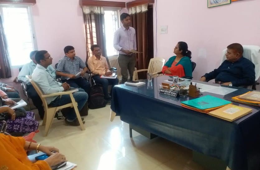 Inspection of the district with SDM, Tehsil, Deputy Registrar Office, review of works and guidelines given