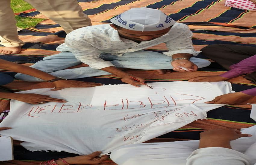 CAA और NRC के विरोध में खून से लिखा खत, कहा- PM मोदी की हरकतें नशेड़ियों जैसी