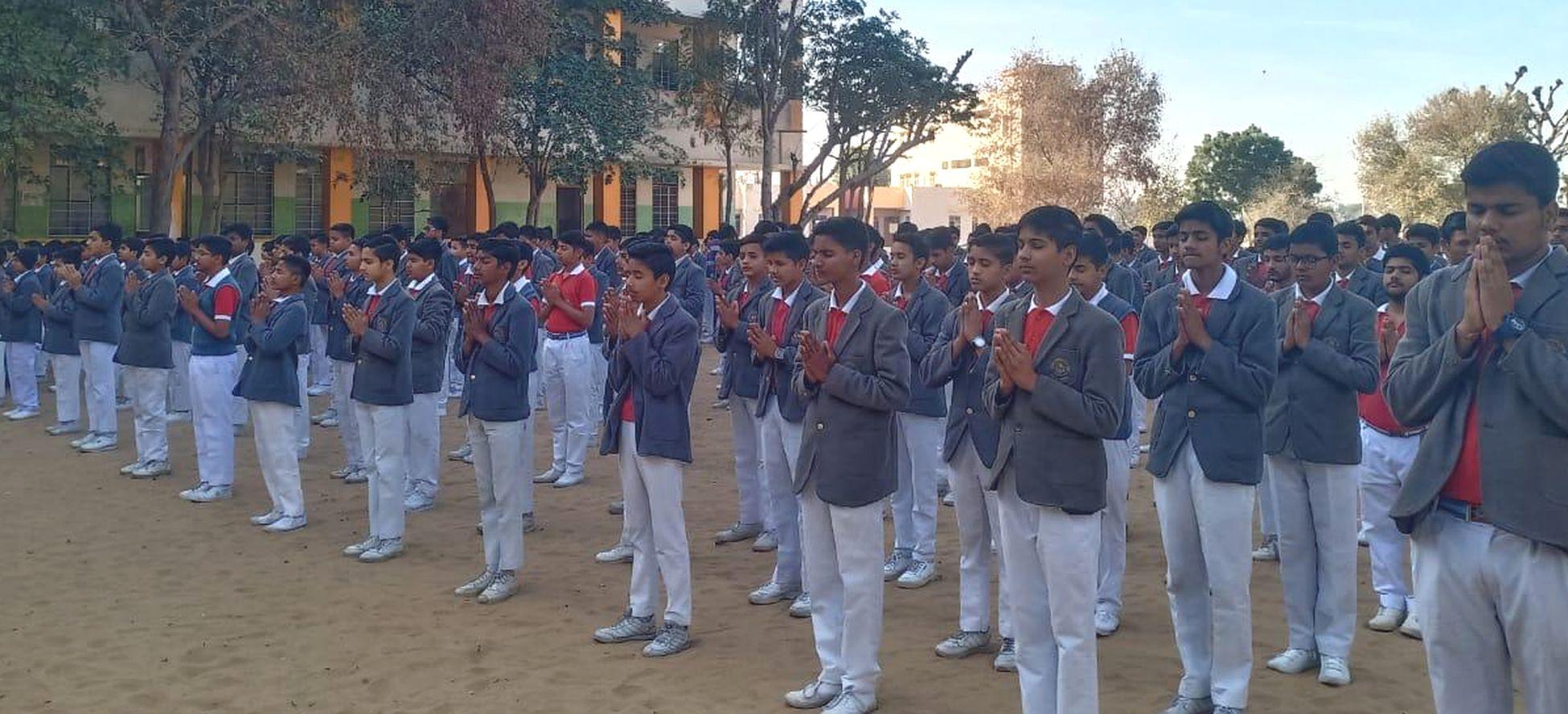 कुचामन के टैगोर इंटरनेशनल स्कूल में स्वर्णिम भारत अभियान की शपथ लेते विद्यार्थी।