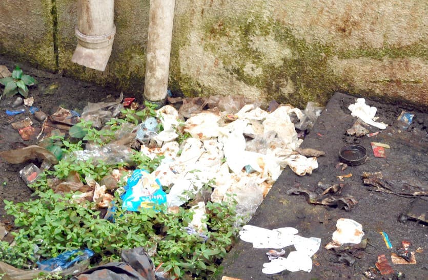 Severe negligence in Westmanagement, Bio-medical waste being thrown on the premises, danger of infection spreading ...