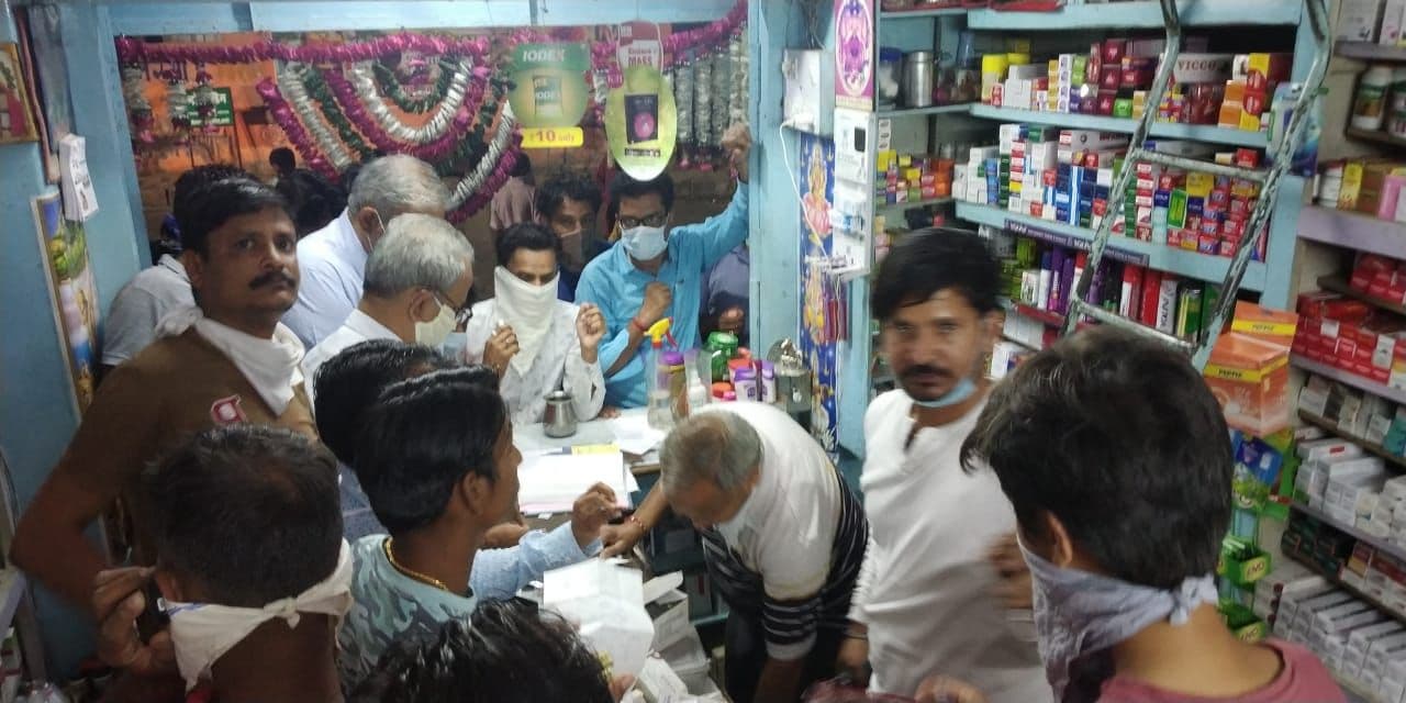 हालात बिगडऩे से रोकने को प्रधानमंत्री ने मंगलवार रात को दिया उद्बोधन पूरे देश में 21 दिन का लॉक डाउन, रात को जरुरी वस्तुओं की दुकानों पर जुट गई भीड