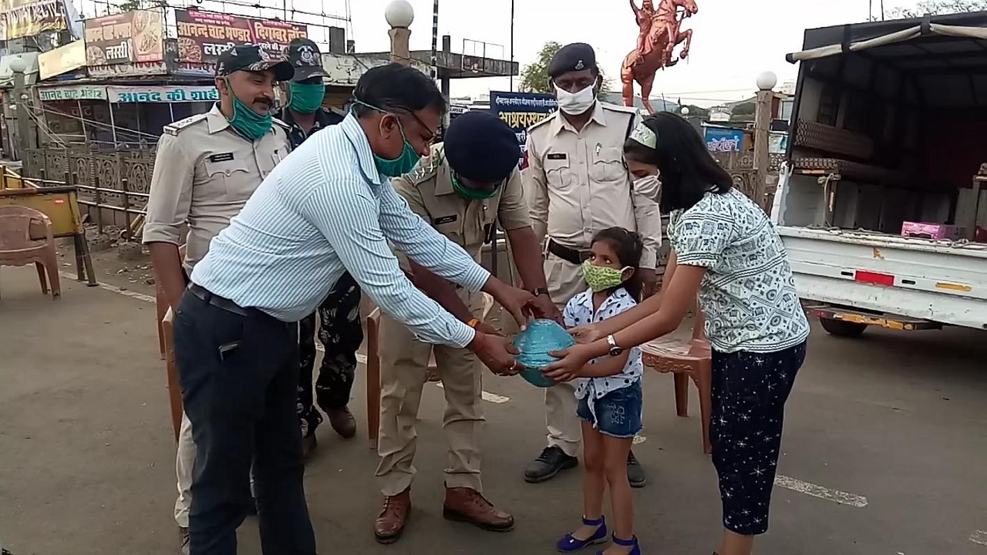 Five-year-old girl donated money in this epidemic