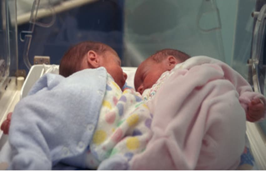 कोरोना को हराना है: दंपति ने अपने नवजात जुड़वा बच्चों के नाम कोविड और कोरोना ही रख दिए