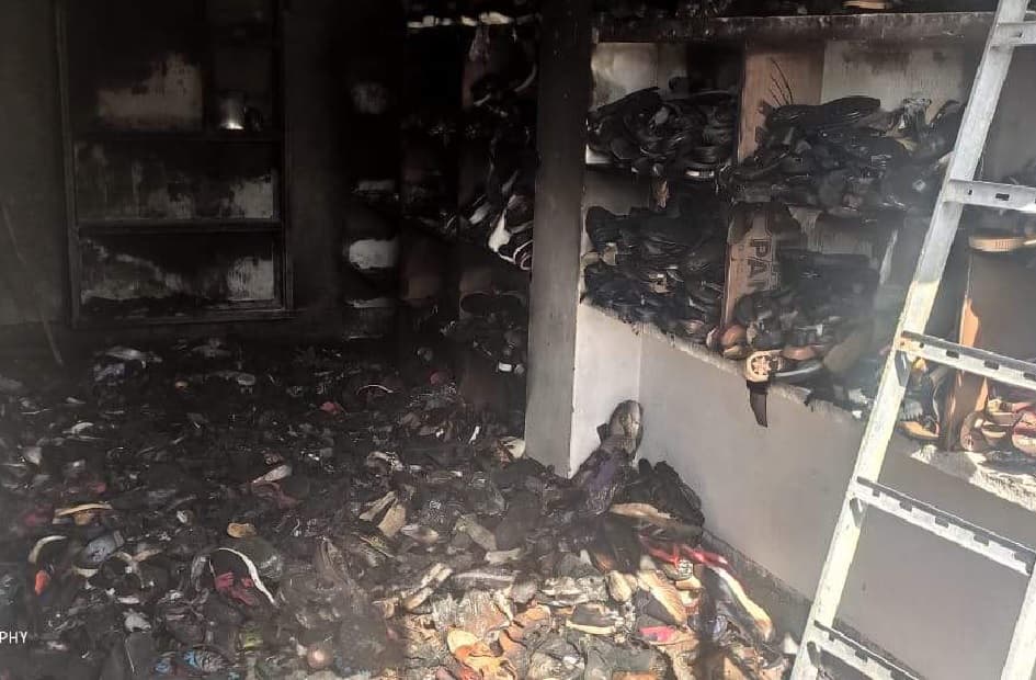 दुकान में आग, छह लाख के जूते-चप्पल जलकर राख
