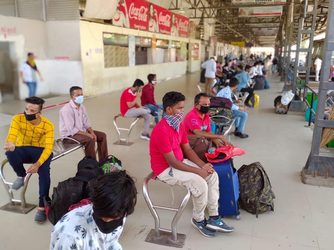 Lockdown 4.0: राजकोट में एसटी बस शुरु नहीं होने पर यात्रियों का हंगामा