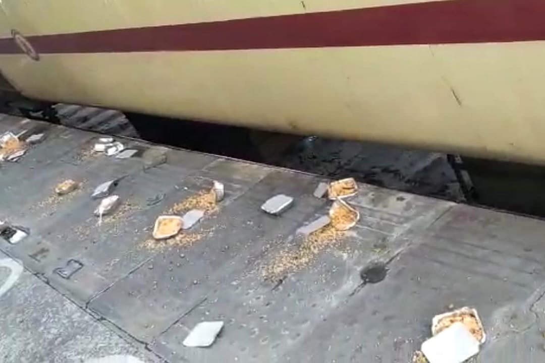 Cheap food being given to railway passengers 